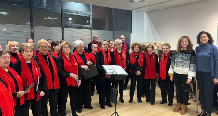 grupo de mujeres en la presentación del belén de José de Arganzuela