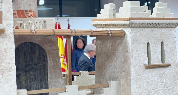 belén y de fondo una mujer y un hombre