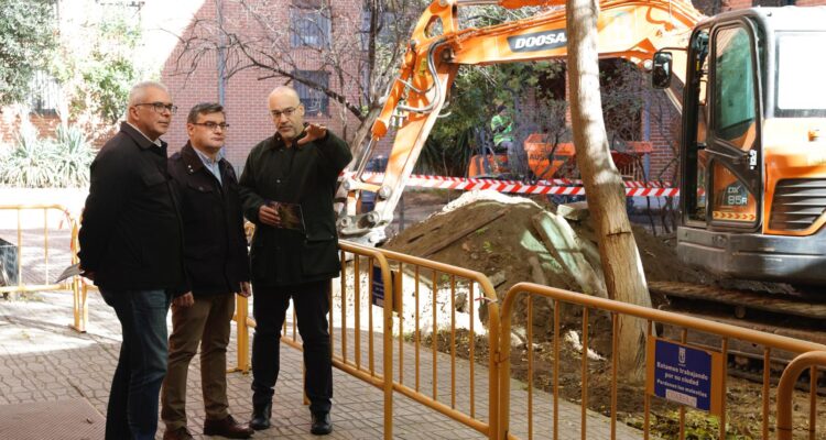 El delegado de Políticas de Vivienda y presidente de la Empresa Municipal de Vivienda y Suelo de Madrid (EMVS Madrid), Álvaro González, en el inicio de las obras en Roger de Flor