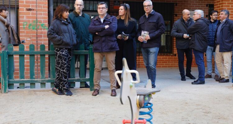 El delegado de Políticas de Vivienda y presidente de la Empresa Municipal de Vivienda y Suelo de Madrid (EMVS Madrid), Álvaro González, en el inicio de las obras en Roger de Flor