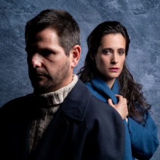 Los actores Ángela Boix (en segundo plano) y Toni Agustí (en primer plano) en el cartel promocional de la obra