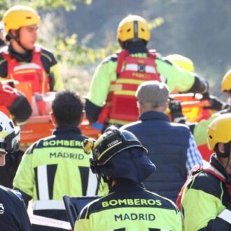 Imagen de policías y bomberos municipales durante el simulacro de inundaciones realizado esta semana