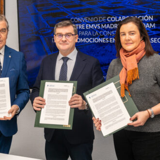 El delegado de Políticas de Vivienda y presidente de EMVS Madrid, Álvaro González, el decano del COAM, Sigfrido Herráez, y la consejera delegada de EMVS Madrid, Ana de Miguel, durante la firma del convenio