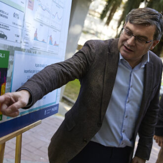 El delegado de Políticas de Vivienda, Álvaro González, durante su visita a un edificio rehabilitado por el Plan Rehabilita en Orcasitas
