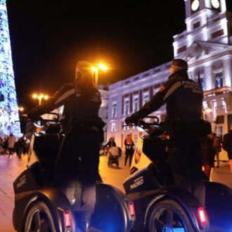 Imagen de archivo de dos policías municipales en la Puerta del Sol de Madrid durante el periodo navideño