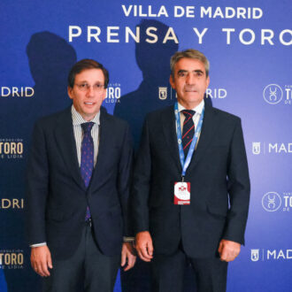 El alcalde con el presidente de la Fundación del Toro de Lidia, Victorino Martín, en el I Congreso de Tauromaquia Villa de Madrid