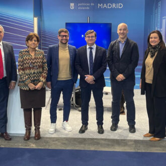 Álvaro González, con miembros de EMVS Madrid en el estand del Ayuntamiento en la feria Genera