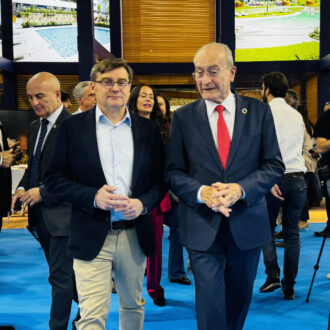 El delegado de Políticas de Vivienda y presidente de EMVS Madrid, Álvaro González, con el alcalde de Málaga, Francisco de la Torre Prados, en la feria SIMED