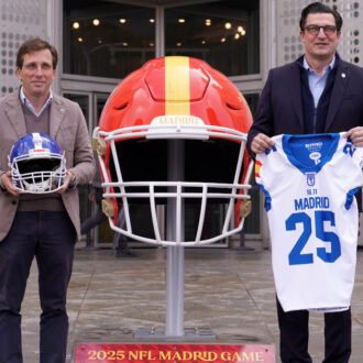 El alcalde con el director general y responsable internacional de la NFL, Gerrit Meier