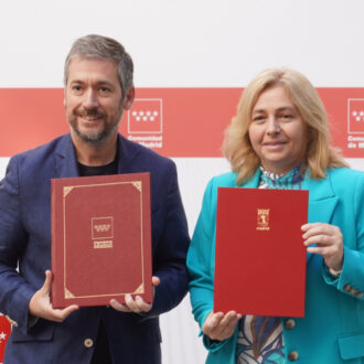 La vicealcaldesa Inma Sanz, y el consejero de Presidencia, Justicia y Administración Local de la Comunidad de Madrid, Miguel Ángel García, durante la firma del convenio de colaboración para la consolidación del programa SAJIAD