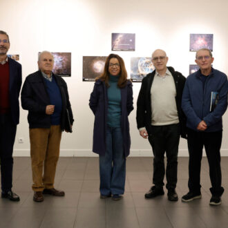 La concejala de Tetuán, Paula Gómez-Angulo, junto a miembros de la Agrupación Astronómica de Madrid y de la junta municipal en el Centro Cultural Eduardo Úrculo, dentro de la Semana de la Ciencia del distrito, con la exposición de astrofotos de fondo