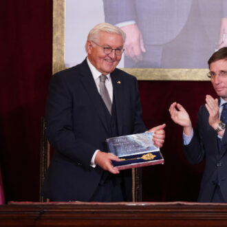 Almeida entrega la Llave de Oro de la Villa de Madrid al presidente de Alemania, Frank-Walter Steinmeier, durante su visita de Estado a España