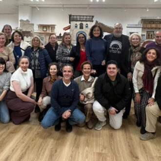 Un grupo de gente en el belén de San José de Arganzuela