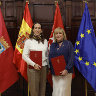 La coordinadora general de la Alcaldía, Inmaculada Sánchez-Cervera, junto a la presidenta del Colegio Profesional de Administradores de Fincas de Madrid (CAFMadrid), Manuela Julia Martínez