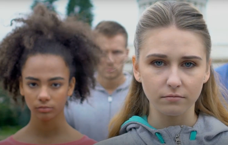 Imagen de dos chicas del vídeo de los Centros de Atención Integral a la Mujer (CIAM)