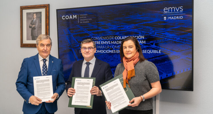 El delegado de Políticas de Vivienda y presidente de EMVS Madrid, Álvaro González, el decano del COAM, Sigfrido Herráez, y la consejera delegada de EMVS Madrid, Ana de Miguel, durante la firma del convenio