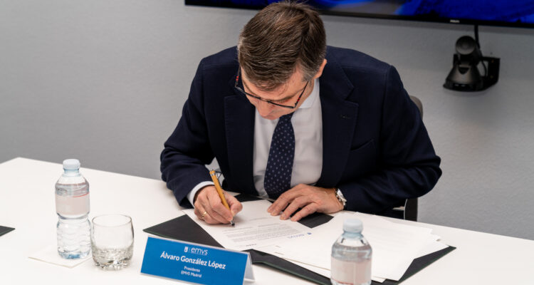 El delegado de Políticas de Vivienda y presidente de EMVS Madrid, Álvaro González, firma el convenio de colaboración con el COAM
