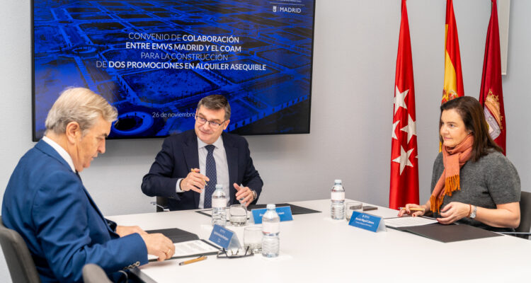 El delegado de Políticas de Vivienda y presidente de EMVS Madrid, Álvaro González, el decano del COAM, Sigfrido Herráez, y la consejera delegada de EMVS Madrid, Ana de Miguel, durante la firma del convenio