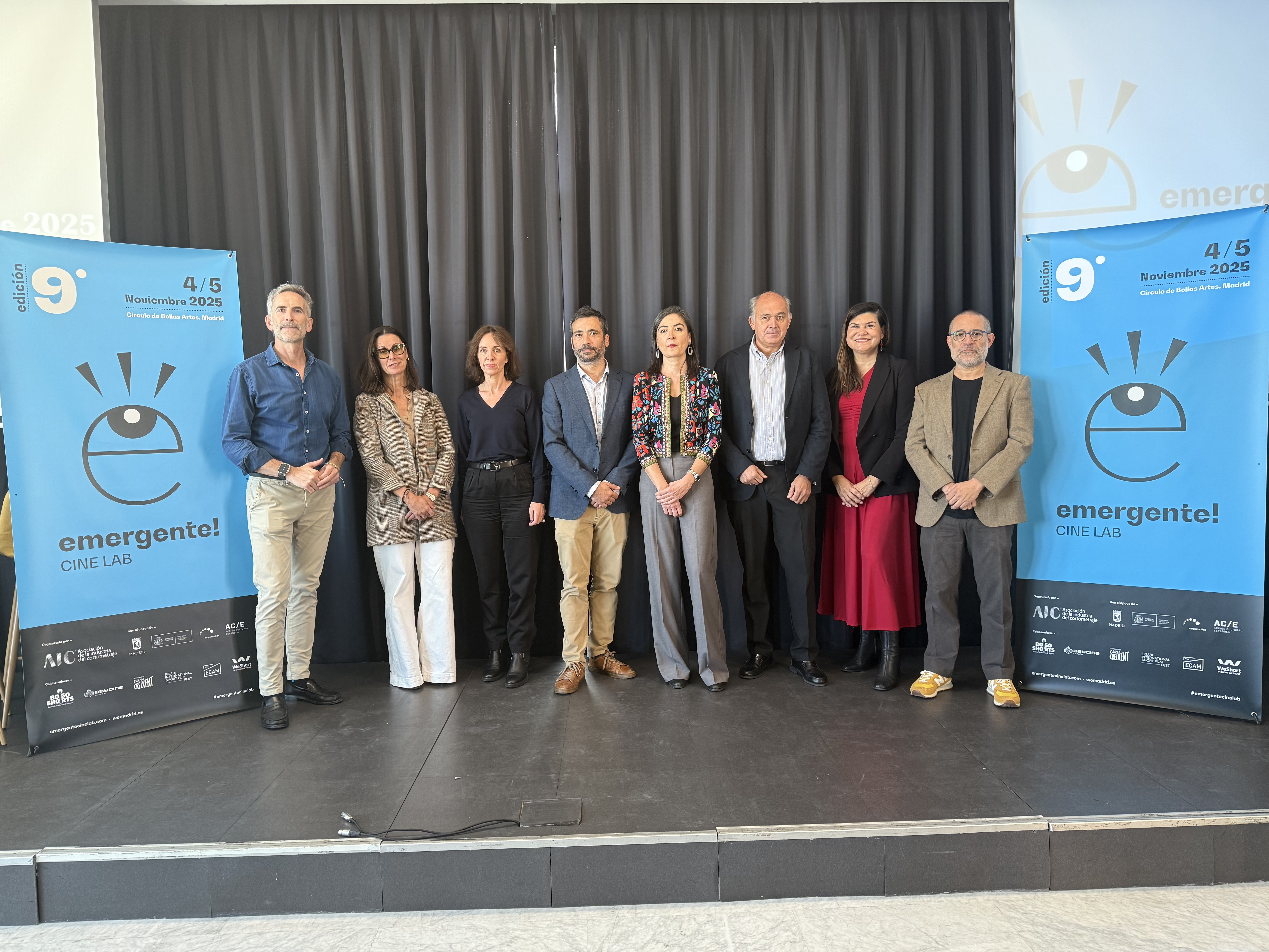 Foto de grupo de la novena edición de emergente! Cine Lab, laboratorio de creación audiovisual patrocinado por el Ayuntamiento de Madrid