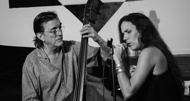 'Folkloreando', concierto de Javier Colina, Amy Gaviria y Brian Aching en Moratalaz