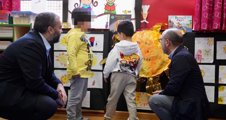 El delegado de Familias y el concejal de Centro con los alumnos del CEIP Palacio Valdés autores de los dibujos