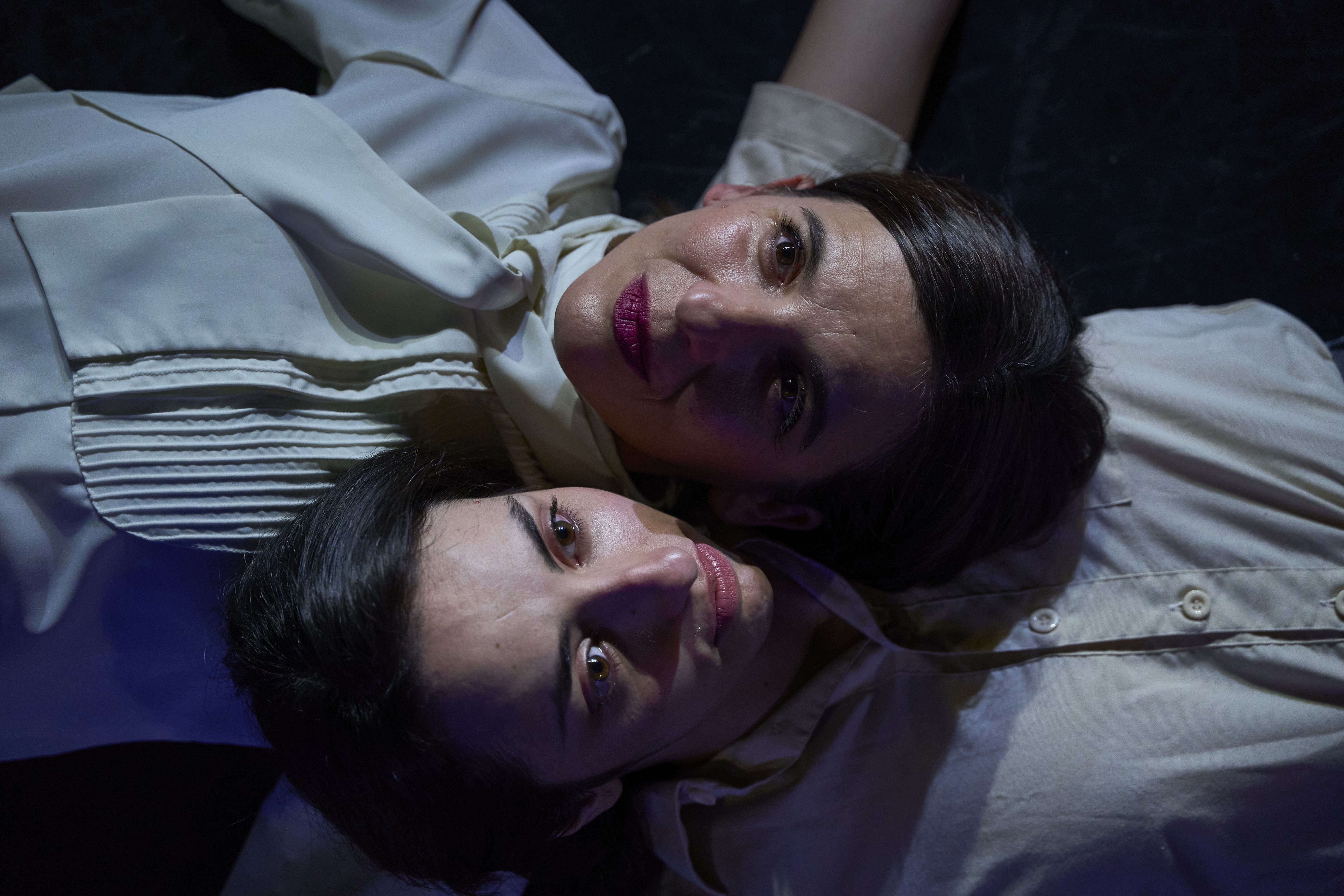 Imagen promocional de la obra 'Duermen bajo las aguas' donde se muestra a las dos actrices protagonistas