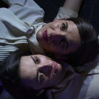 Imagen promocional de la obra 'Duermen bajo las aguas' donde se muestra a las dos actrices protagonistas