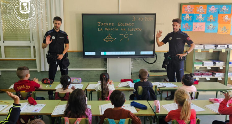 Agentes tutores de Policía Municipal imparten una clase en un colegio madrileño
