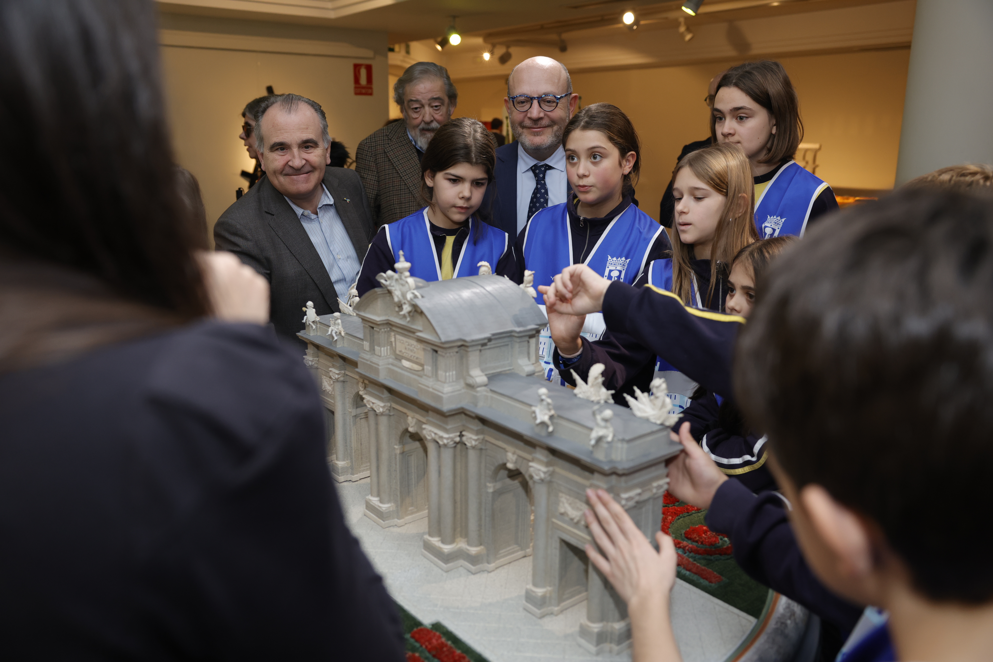 Fernández con los escolares participantes, frente a la maqueta de la puerta de Alcalá del Museo Tiflológico