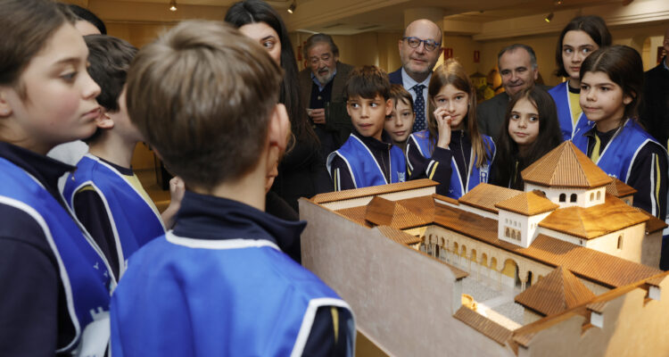 Fernández con los escolares en el Museo Tiflológico