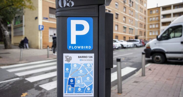 Imagen de archivo parquímetro en barrio de Madrid