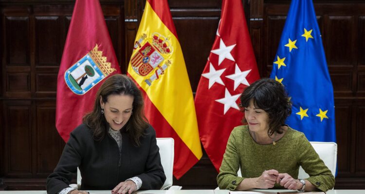 Inmaculada Sánchez-Cervera y María del Carmen Sánchez en la firma del convenio de hoy