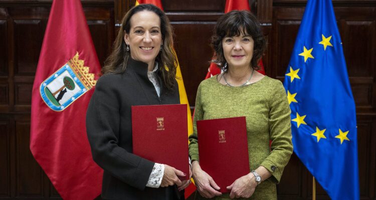 Inmaculada Sánchez-Cervera y María del Carmen Sánchez en la firma del convenio de hoy