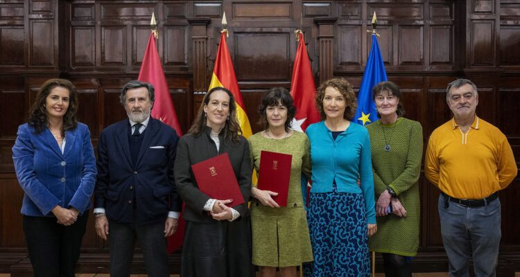 Inmaculada Sánchez-Cervera y María del Carmen Sánchez en la firma del convenio de hoy