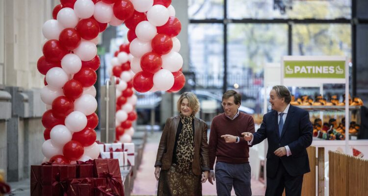 Almeida inaugura la pista de hielo del Palacio de Cibeles