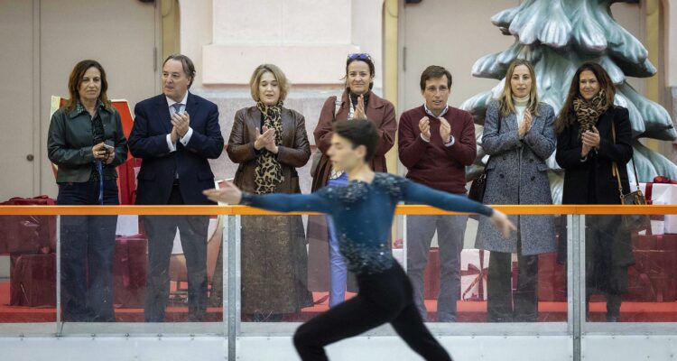 Almeida inaugura la pista de hielo del Palacio de Cibeles