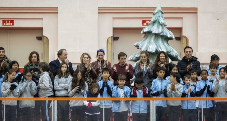 Almeida inaugura la pista de hielo del Palacio de Cibeles