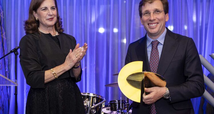 Almeida recibe el Premio Or Janucá 2025