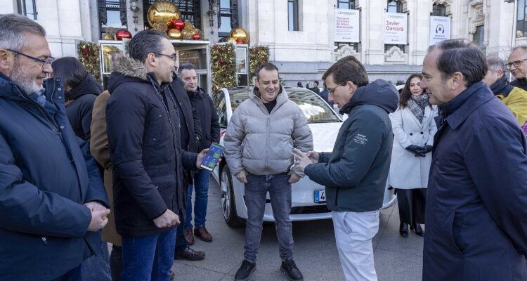 Almeida felicita la Navidad a los taxistas en activo durante la Nochebuena