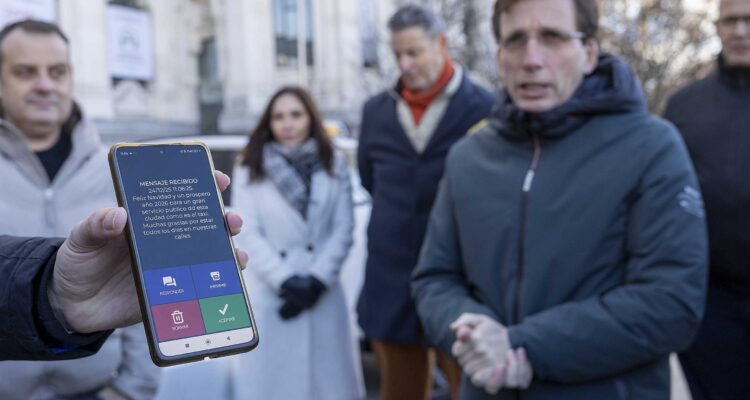 Almeida felicita la Navidad a los taxistas en activo durante la Nochebuena