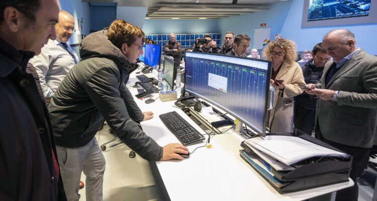 Almeida visita la sede de la Empresa Municipal de Transportes de Madrid para felicitar la Navidad