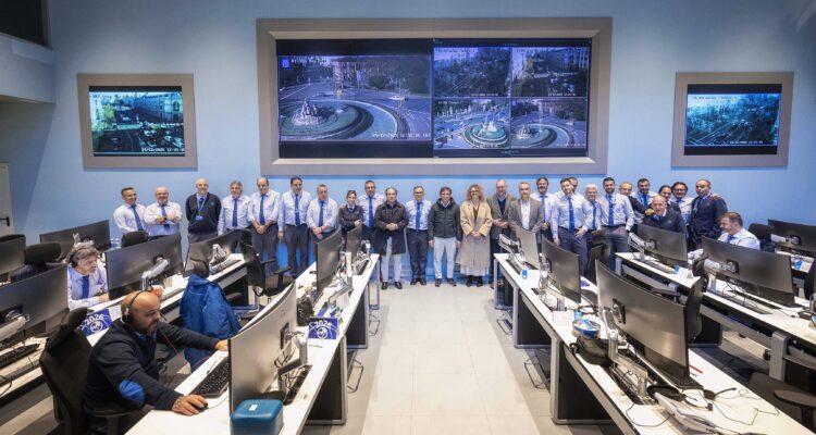Almeida visita la sede de la Empresa Municipal de Transportes de Madrid para felicitar la Navidad