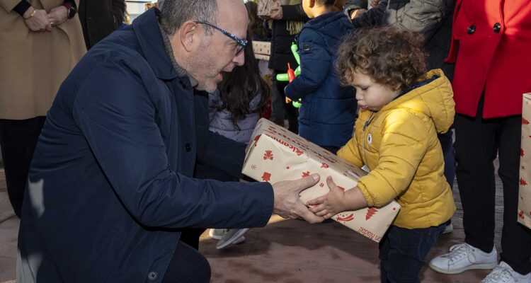 Entrega de regalos de Navidad en el Centro de Emergencia Temporal Las Caracolas
