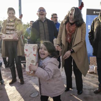 Entrega de regalos de Navidad en el Centro de Emergencia Temporal Las Caracolas