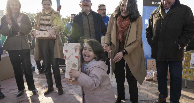Entrega de regalos de Navidad en el Centro de Emergencia Temporal Las Caracolas