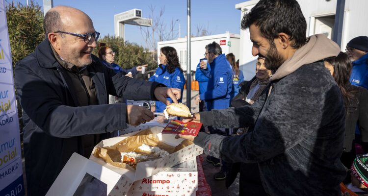 Entrega de regalos de Navidad en el Centro de Emergencia Temporal Las Caracolas