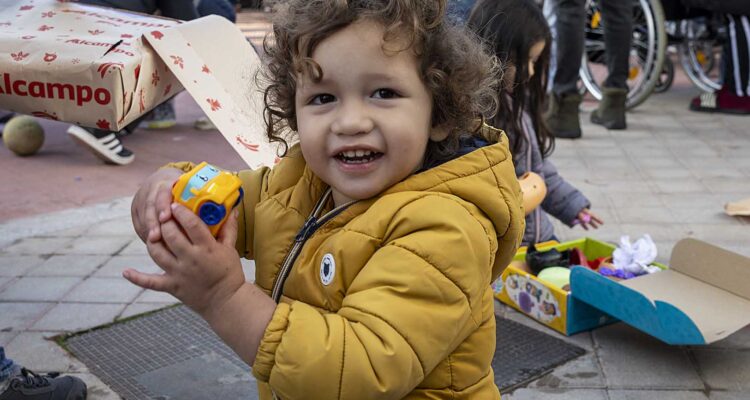 Entrega de regalos de Navidad en el Centro de Emergencia Temporal Las Caracolas