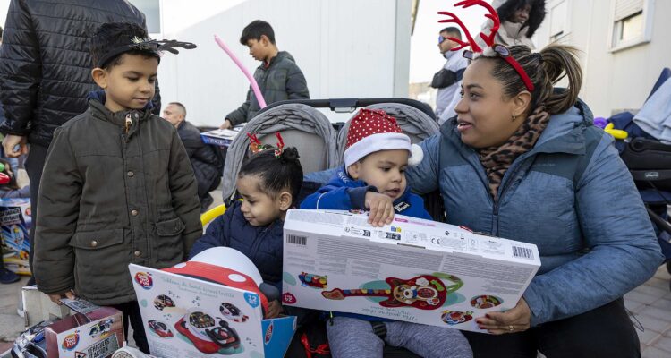Entrega de regalos de Navidad en el Centro de Emergencia Las Caracolas