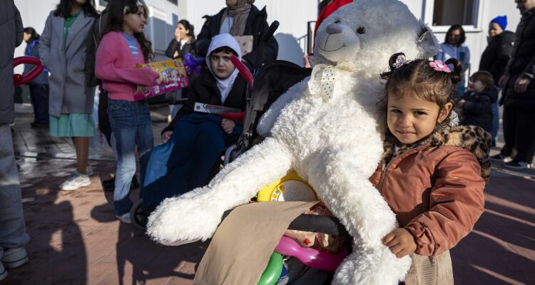 Entrega de regalos de Navidad en el Centro de Emergencia Temporal Las Caracolas