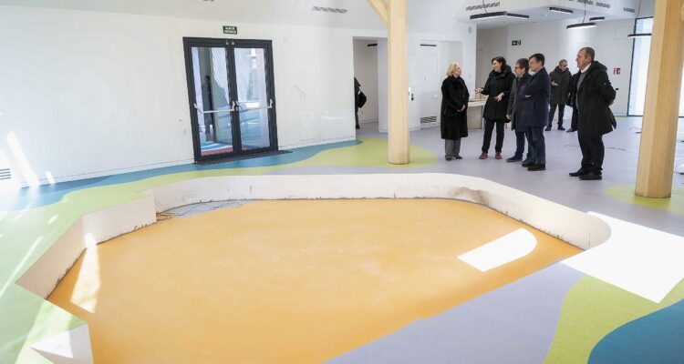 Zona interior del nuevo centro cultural con biblioteca de Montecarmelo